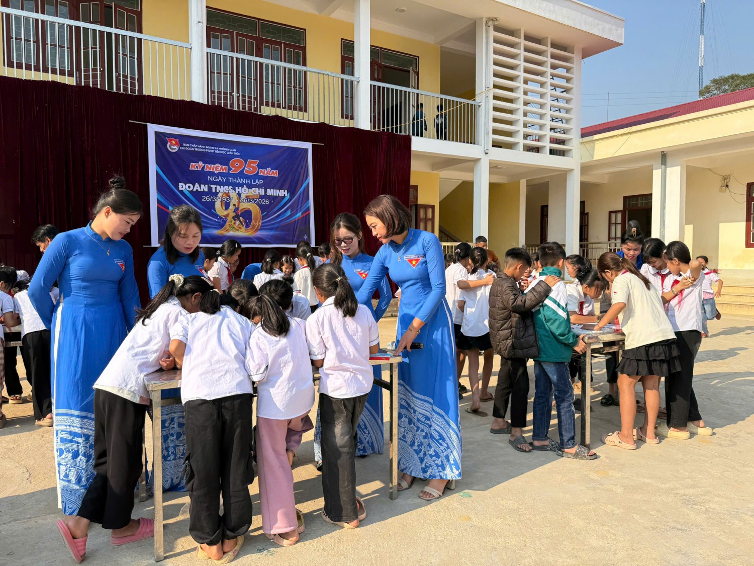 học sinh thi vẽ tranh về ngày 26/3