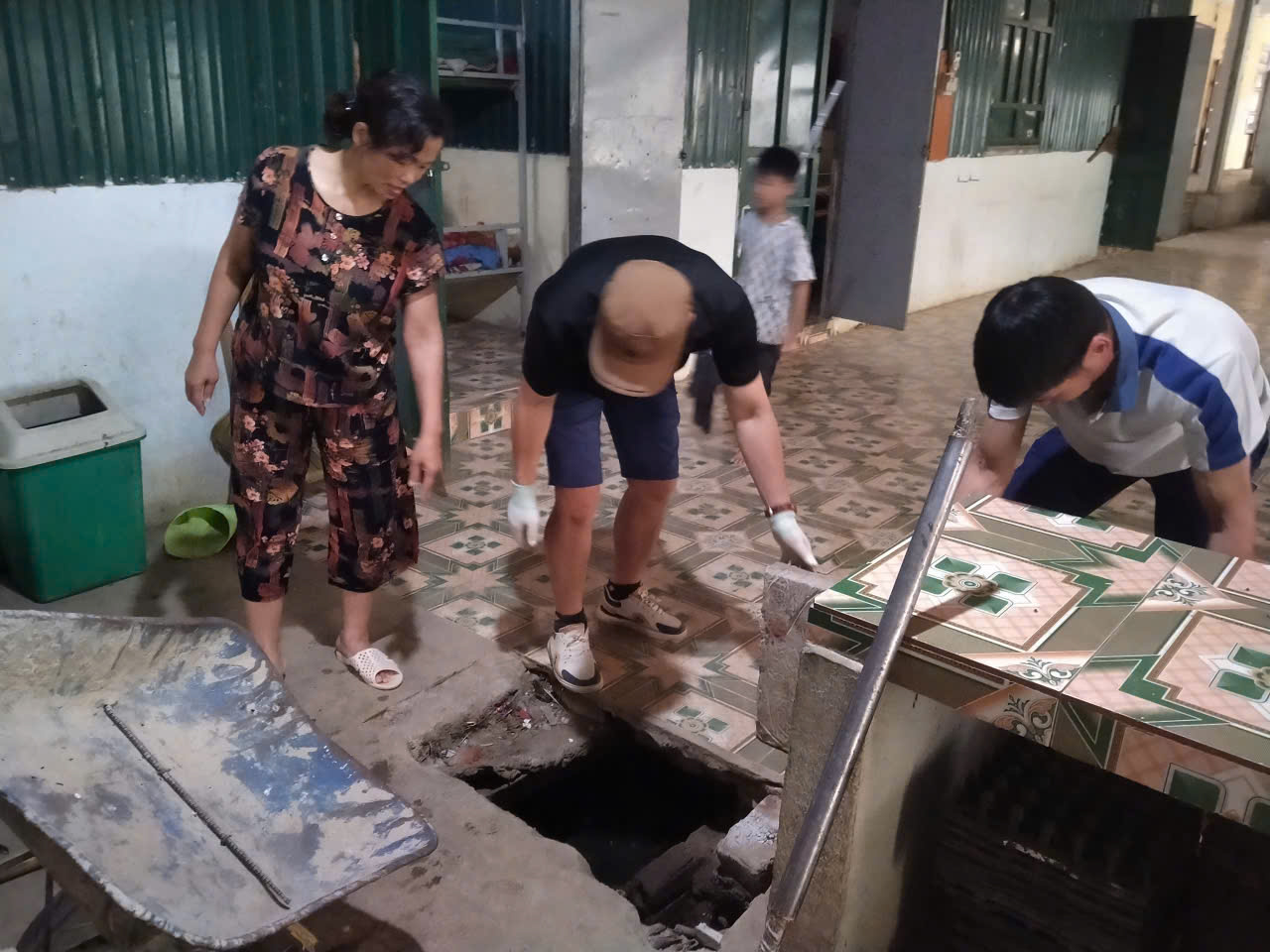 Các thầy cô đang thông cống rãnh nhà nội trú
