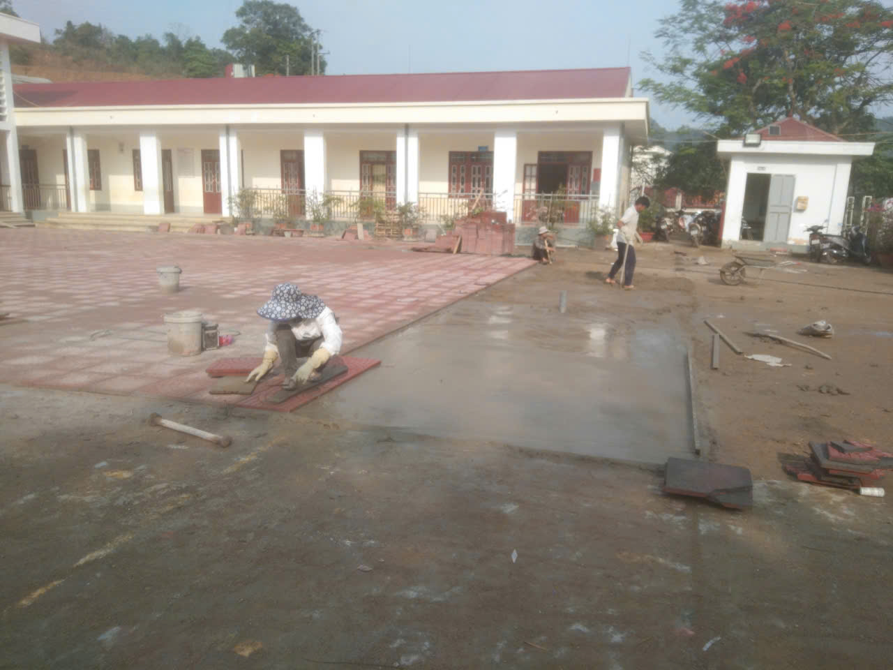 Các bác thợ đang lát gạch sân trường